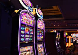 om777 APP မိုဘိုင်းဖုန်းတွင် Casino Sportsbook ကစားနေသည့် မြင်ကွင်း